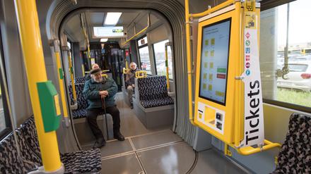 Ein neuer Ticketautomat ist versuchsweise in einer Straßenbahn installiert. In den kommenden achtzehn Monaten werden die neuen Automaten in den Straßenbahnen getestet. In insgesamt 36 Zügen können die Tickets dann mit Bankkarte, Kreditkarte, Apple-Pay und Google-Pay bezahlt werden. +++ dpa-Bildfunk +++