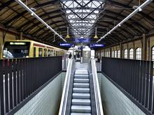 Gewalttat an Berliner S-Bahnhof: Unbekannte ziehen Mann in Fahrstuhl und attackieren ihn