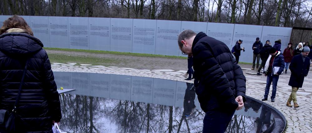 Besucher am Berliner Denkmal für die im Nationalsozialismus ermordeten Sinti und Roma