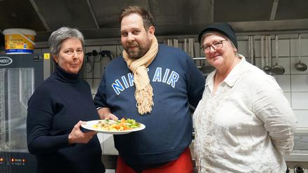 Beate Willenberg (links) leitet das Café Pinjo in Wilmersdorf, das Menschen mit Beeinträchtigungen beschäftigt.