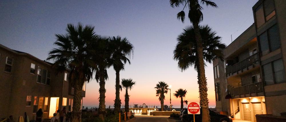 Boom und Pleiten: Sonnenuntergang in Hermosa Beach, Los Angeles County, Kalifornien
