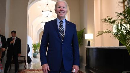 US-Präsident Joe Biden lächelt, als er während seiner Teilnahme am Ostasiengipfel über die Ergebnisse der US-Zwischenwahlen spricht.