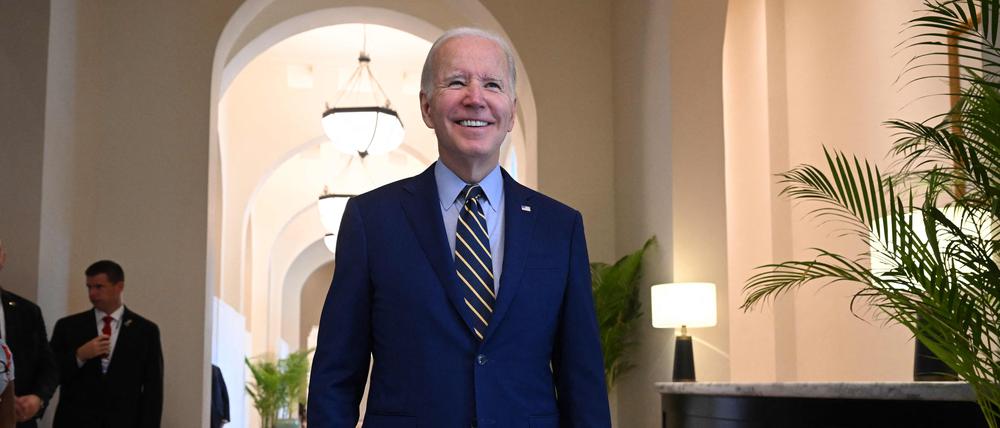US-Präsident Joe Biden lächelt, als er während seiner Teilnahme am Ostasiengipfel über die Ergebnisse der US-Zwischenwahlen spricht.