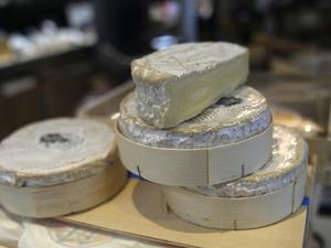 Camembert wird in einem Käseladen in Ville d’Avray in Frankreich verkauft.  