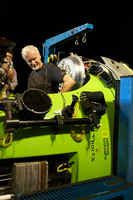 James Cameron bei den letzten Vorbereitungen kurz bevor sich die Luke des Tauchboots "Deepsea Challenger" endgültig schließt.