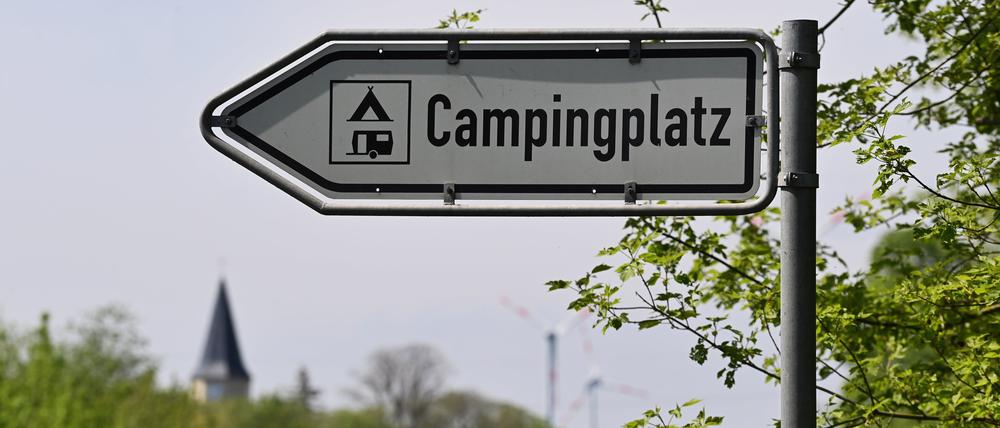 Ein Schild weist den Weg zum Campingplatz am Havelkanal. 