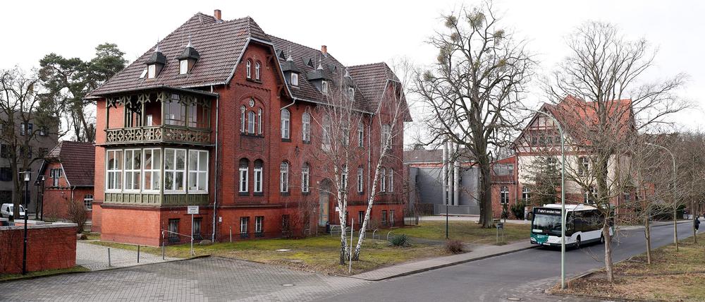 Die Häuser 2 (hinten) und 3 der Universität Potsdam am Campus Griebnitzsee.