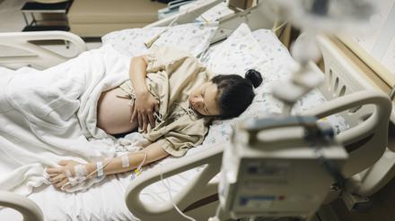Einleiten, damit die Zahlen stimmen: Dabei erleben Frauen Wehen bei einer medizinisch eingeleitete Geburt häufig als besonders schmerzhaft.