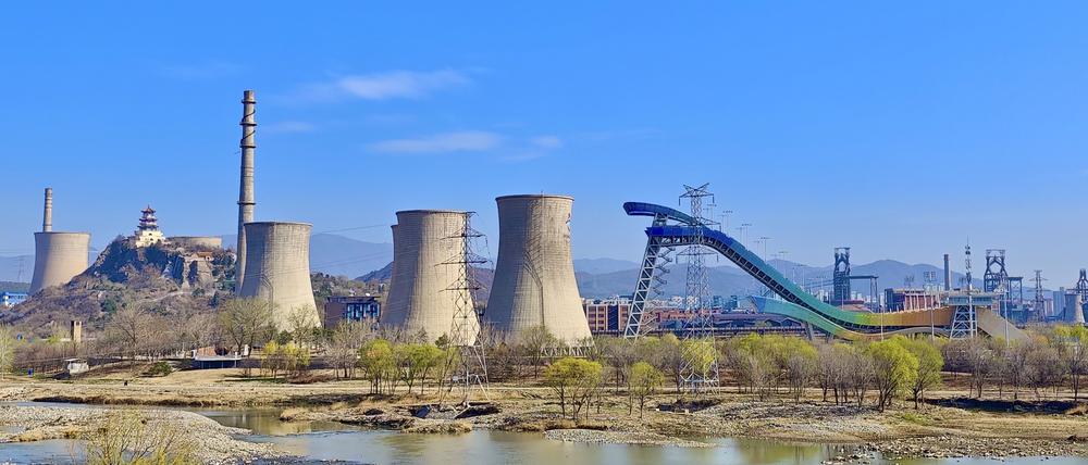 Der Capital Iron and Steel Industry Heritage Park in Peking. Der Park wurde auf dem Gelände einer stillgelegten Stahlfabrik errichtet, die nach der Verschärfung des Luftverschmutzungskontrollgesetzes (Air Pollution Control Act) in China geschlossen und umgesiedelt wurde.
