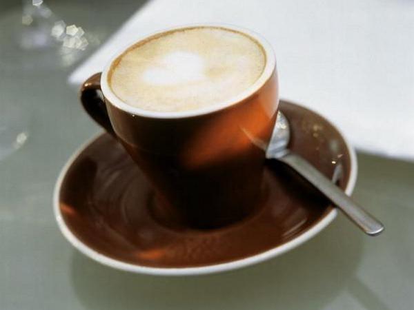Cappuccino in brauner Tasse mit...