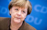 Lachen trotz Niederlage - Angela Merkel überreicht Blumen an die Spitzenkandidatin der Union, Julia Klöckner.