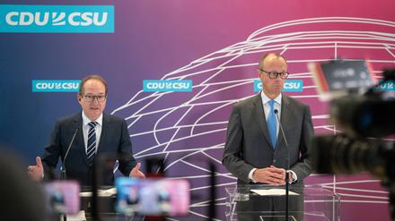 Alexander Dobrindt (CSU), erster stellvertretender Vorsitzender der Unionsfraktion, und Fraktionschef Friedrich Merz (CDU) bei einem Termin im November.