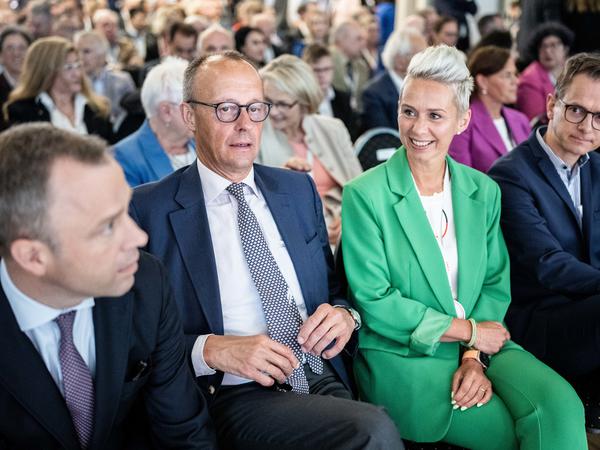 Friedrich Merz (2.v.l.) sitzt beim CDU-Grundsatzkonvent zwischen Mario Czaja (l.), CDU-Generalsekretär, Silvia Breher, Stellvertretende Parteivorsitzende, und Carsten Linnemann, Stellvertretender Parteivorsitzender.