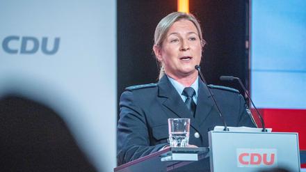 Claudia Pechstein, Olympiasiegerin im Eisschnelllauf, spricht in ihrer Uniform als Bundespolizistin beim CDU-Grundsatzkonvent. 