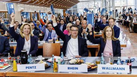 CDU-Fraktionsvorsitzende Ines Claus, Ministerpräsident Boris Rhein und Landtagspräsidentin Astrid Wallmann votieren für den Koalitionsvertrag ihrer Partei mit der SPD in Hessen.