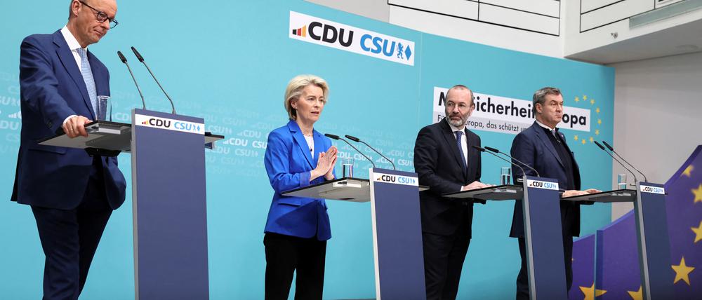 CDU-Chef Friedrich Merz, EU-Kommissionspräsidentin Ursula von dere Leyen, EVP-Fraktionschef Manfred Weber und der CSU-Parteivorsitzende Markus Söder (v.l.n.r.) stellten am Montag in Berlin das Europawahlprogramm von CDU und CSU vor. 