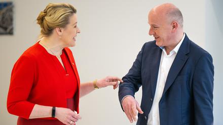 Offensichtlich zufrieden: Die Protagonisten von CDU und SPD präsentieren den Koalitonsvertrag.