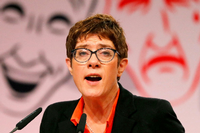 CDU-Chefin Annegret Kramp-Karrenbauer geht in Demmin zum Gegenangriff über.