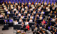 In weißen Blusen gedenken SPD-Parlamentarierinnen der Einführung des Frauenwahlrechts vor 100 Jahren.
