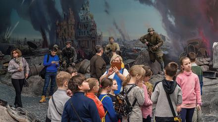 Russische Schulkinder im Zentralmuseum des Großen Vaterländischen Krieges in Moskau. Ein Foto aus dem Zyklus „Russian Times 1988-2018“ von Frank Gaudlitz. 