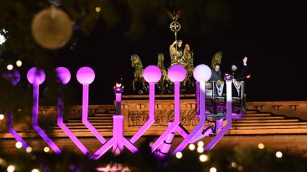 Chanukka-Leuchter vor dem Brandenburger Tor.