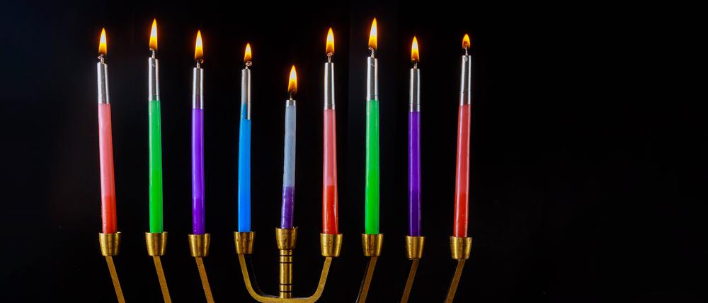 Zum jüdischen Chanukkafest wird jeden Abend eine Kerze des achtarmigen Leuchters angezündet. 