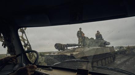 Ukrainische Panzer rücken in befreitem Gebiet bei Charkiw vor. 