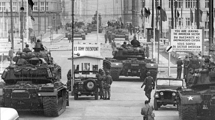 Panzer am Checkpoint Charlie in Berlin 1961 . Gespannte Stimmung zwischen den Supermächten im Herzen Berlins wenige Wochen nach dem Mauerbau: Sowjetische (hinten, T 54) und amerikanische (vorn) Panzer stehen sich am 28.10.1961 an der Berliner Sektorengrenze in der Friedrichstraße gegenüber. Am Tag zuvor hatten mehrere amerikanische Panzer unmittelbar an der Grenzlinie zwischen West- und Ostberlin Aufstellung genommen. Anlass für die brisante Konfrontation war die Aufforderung der DDR-Grenzposten an Angehörige der US-Mission, sich beim Passieren des alliierten Kontrollpunktes auszuweisen. 