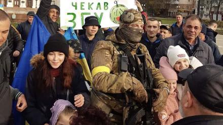 Ein ukrainischer Soldat kurz nach der Rückeroberung von Cherson-Stadt