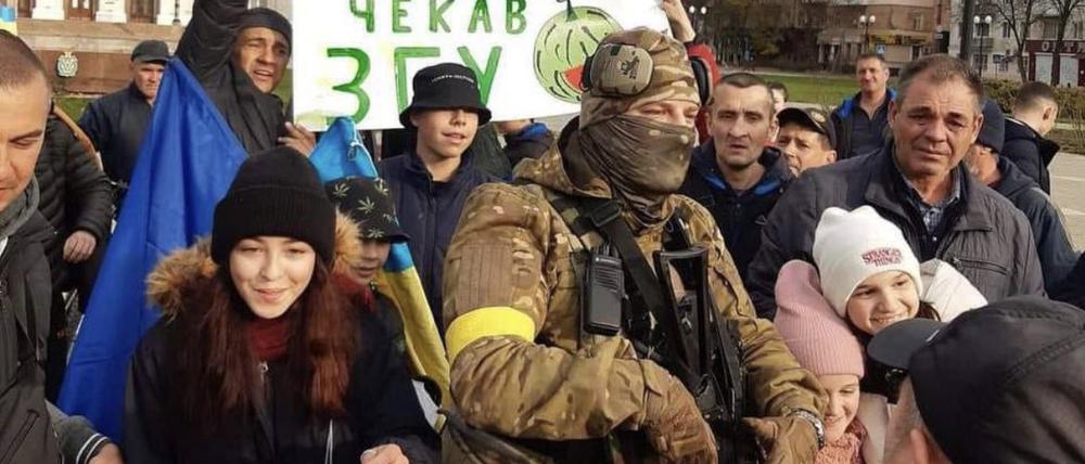 Ein ukrainischer Soldat kurz nach der Rückeroberung von Cherson-Stadt