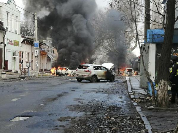 Burning cars in Cherson, Ukraine, after a Russian missile attack on December 24, 2022. 