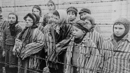 Überlebende Kinder in Auschwitz bei der Befreiung 1945. Standbild aus der sowjetischen Filmdokumentation der Roten Armee. 