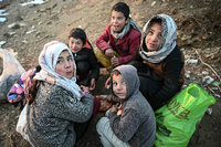 Kindergruppe in Afghanistan bei einer Mahlzeit