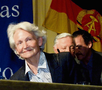 Margot Honecker im Oktober 2000 während einer Veranstaltung in Chile aus Anlass des Erscheinens eines Buches über sie, das der frühere Generalsekretär der KP Chiles, Luis Corvalan, über sie geschrieben hatte.