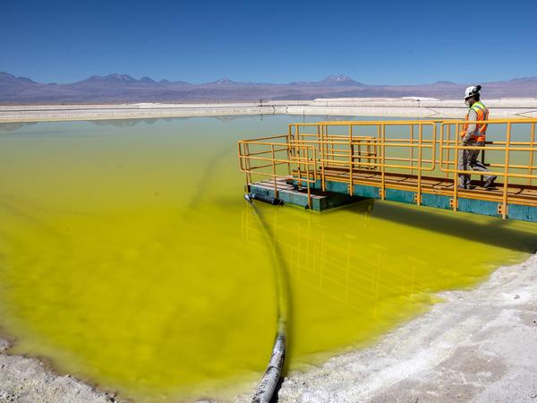 Chile cuenta con grandes yacimientos de litio, que es fundamental para la producción de baterías y por lo tanto juega un papel importante en la transición energética.