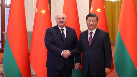 Besuch bei einem „alten Freund“: Der belarussische Präsident Aljaksandr Lukaschenko und Chinas Partei- und Staatschef Xi Jinping in Peking.
