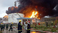 Feuerwehrleute am Dienstag vor der in Brand geratenen Chemiefabrik in Zhangzhou, China.