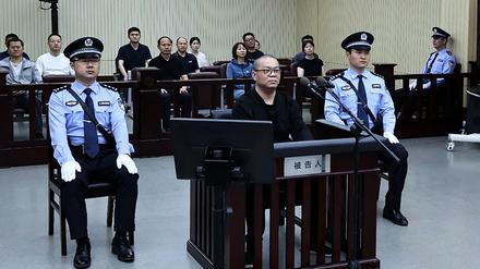 Das Foto zeigt Bai Tianhui (Mitte), einen ehemaligen Finanzmanager, während seiner Verurteilung vor dem Gericht am 28. Mai 2024.