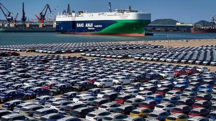 Frachthafen von Yantai mit chinesischen Autos.