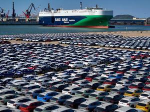Frachthafen von Yantai mit chinesischen Autos.