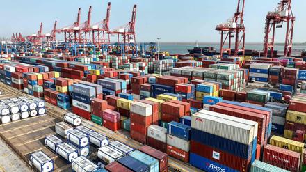 Viele deutsche Unternehmen haben zuletzt ihre China-Investitionen verstärkt. Das Bild zeigt den Containerhafen von Lianyungang in der Provinz Jiangsu. 