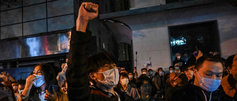 Menschen protestieren in Shanghai gegen Chinas Null-Covid-Politik am 27. November 2022.