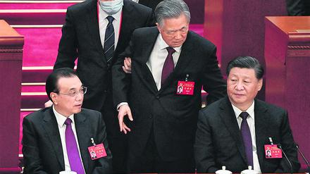 Saaldiener eskortieren Hu Jintao aus dem Saal des KP-Parteitags in China