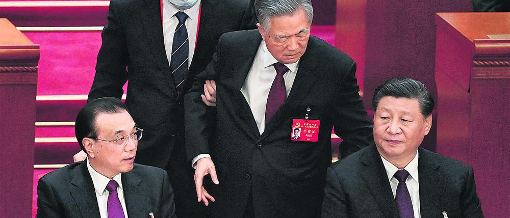 Saaldiener eskortieren Hu Jintao aus dem Saal des KP-Parteitags in China
