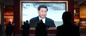 Personenkult wie einst unter Mao: In einem Museum in Peking wird eine Rede Xi Jinpings auf großen Videoschirmen übertragen. 