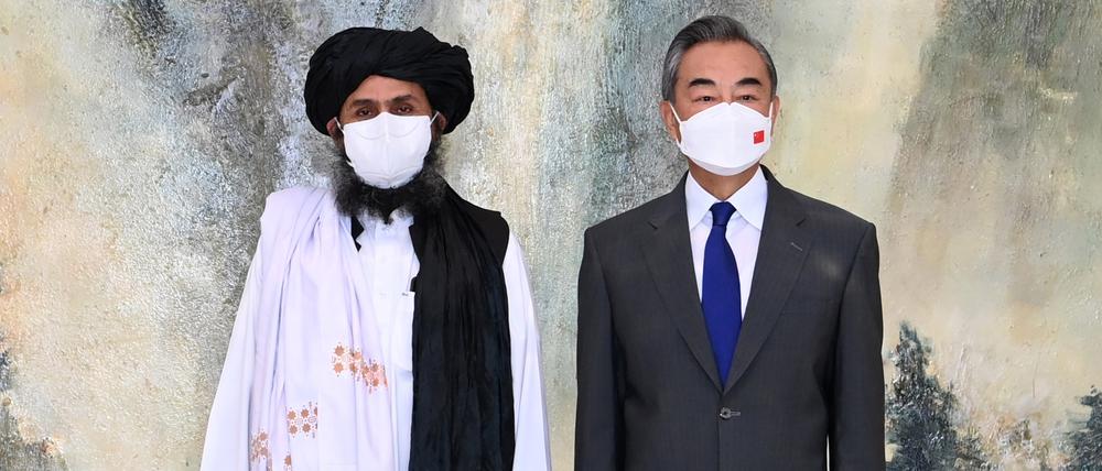 Wang Yi, Außenminister von China, und Mullah Abdul Ghani Baradar, afghanischer Führer der Taliban (Archivfoto)