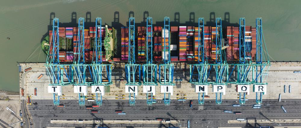 Dieses Luftbild zeigt ein Containerschiff im intelligenten kohlenstofffreien Terminal des Tianjin-Hafens in der nordchinesischen Stadt Tianjin.