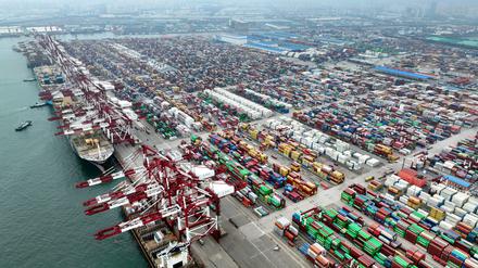 Blick von oben auf ein Containerschiff im Qianwan Container Terminal im Hafen von Qingdao in der ostchinesischen Provinz Shandong. In China ist die Industrietätigkeit im April überraschend stark zurückgegangen. 