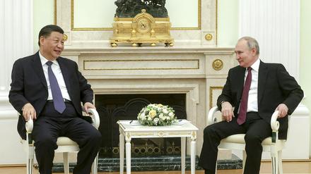 Wladimir Putin (r), und Xi Jinping während ihres Treffens im Kreml. (Russisches Presseamt des Präsidenten via AP/dpa)