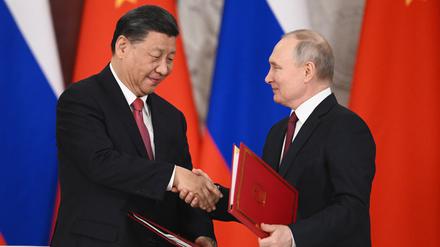 Wladimir Putin (r), Präsident von Russland und Xi Jinping, Präsident von China, schütteln sich die Hände während einer Unterzeichnungszeremonie im Anschluss an ihre Gespräche im Großen Kremlpalast im März 2023. 